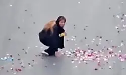 فیلم تلخ از گریه های دختر جوان در محل تصادف پدرش در کاشان