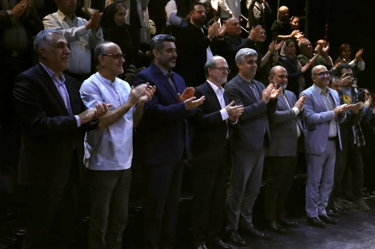 مشاور عالی وزیر و سرپرست معاونت امور هنری به تماشای نمایش «کازابلانکا» نشست