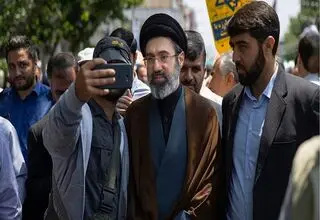 آیت‌الله سید مجتبی خامنه‌ای چند دقیقه پیش از انفجار در حیاط حضور داشتند