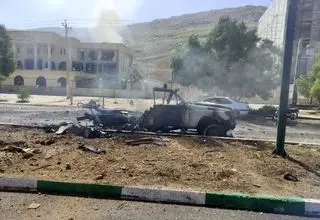 حمله هوایی مستقیم رژیم صهیونیستی ـ آمریکایی به آمبولانس هلال‌احمر در لار حین امدادرسانی + عکس 