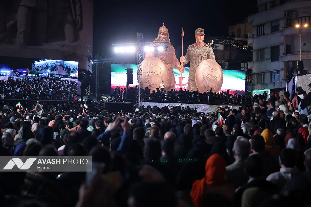 رونمایی از مجسمه «زانو زنندگان برابر ایران»