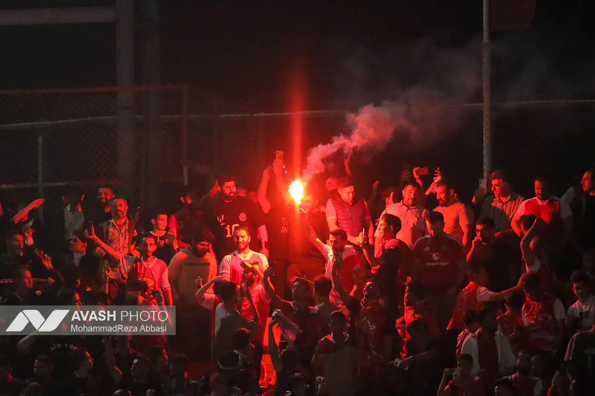 دیدار تیم های فوتبال پرسپولیس تهران و صنعت نفت آبادان