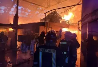 حریق گسترده انبار چوب در مشهد مهار شد