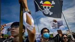 بالا بردن پرچم «One Piece» در اعتراضات نسل زد