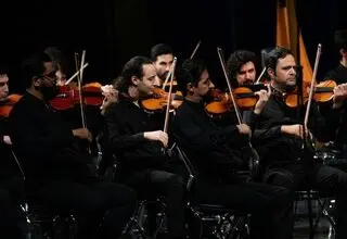 ارکستر خالقی روی صحنه تالار وحدت می‌رود