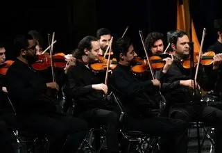 ارکستر خالقی روی صحنه تالار وحدت می‌رود