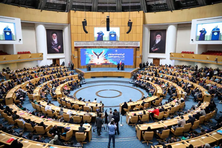 کودک دارای معلولیت هنگام سخنرانی پزشکیان روی جایگاه رفت/ واکنش رئیس‌جمهور 