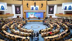 کودک دارای معلولیت هنگام سخنرانی پزشکیان روی جایگاه رفت/ واکنش رئیس‌جمهور 