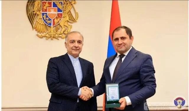 وزیر دفاع ارمنستان به سفیر ایران مدال داد