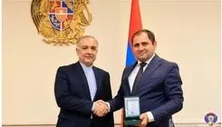 وزیر دفاع ارمنستان به سفیر ایران مدال داد
