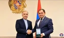 وزیر دفاع ارمنستان به سفیر ایران مدال داد