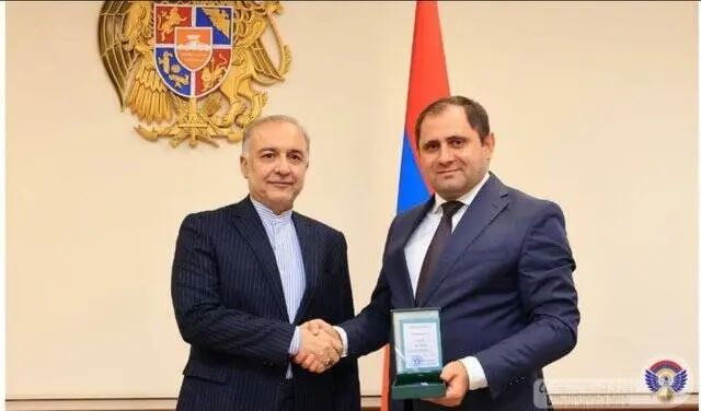 وزیر دفاع ارمنستان به سفیر ایران مدال داد