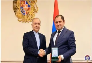 وزیر دفاع ارمنستان به سفیر ایران مدال داد