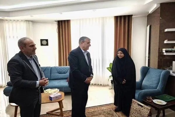 اسلامی با خانواده شهید فریدون عباسی دیدار کرد