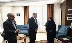 اسلامی با خانواده شهید فریدون عباسی دیدار کرد