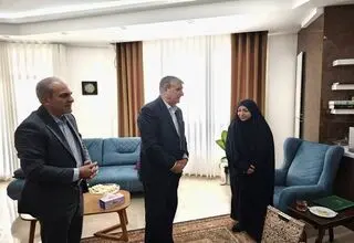 اسلامی با خانواده شهید فریدون عباسی دیدار کرد