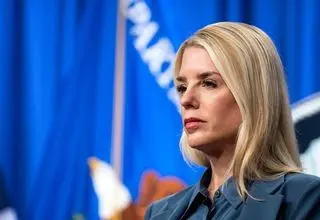 ترامپ در اقدامی ناگهانی دادستان کل این کشور را برکنار کرد 