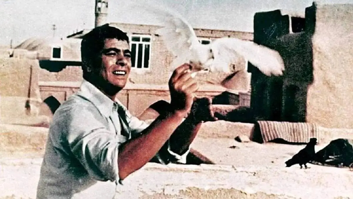 عکس/ صف جلوی سینما، هنگام اکران فیلم طوقی؛ سال ۱۳۴۹