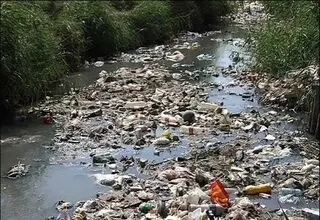 مرگ تدریجی در مهد باران ایران/ گیلان غرق در شیرابه و مردم محتاج آب معدنی!