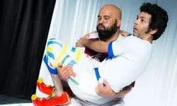 «به کفشات نگاه کن!» به تماشاخانه لبخند می‌رود