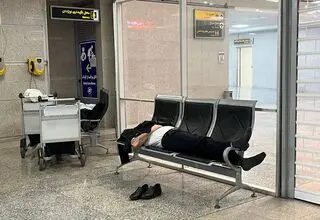 بلاتکلیفی ۱۱ ساعته مسافران قشم‌ایر در فرودگاه بندرعباس+ عکس