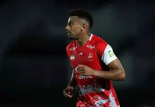 مدافع پرسپولیس ایران را ترک کرد