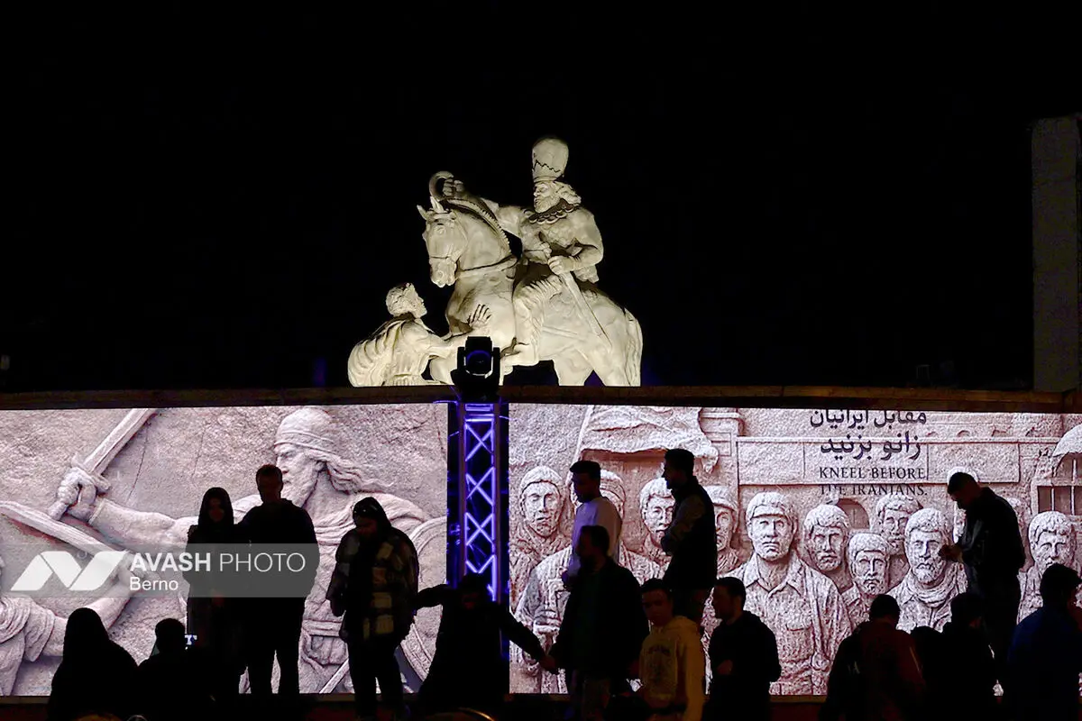رونمایی از مجسمه «زانو زنندگان برابر ایران»