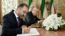 امضای دفتر یادبود قربانیان حادثه بندر شهید رجایی توسط سفرای خارجی 