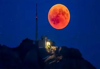 اولین تصاویر از ماه خونین در آسمان تهران + فیلم