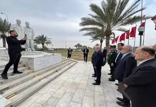 ادای احترام وزیر کشور به مقام شهیدان سلیمانی و المهندس