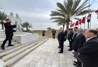 ادای احترام وزیر کشور به مقام شهیدان سلیمانی و المهندس
