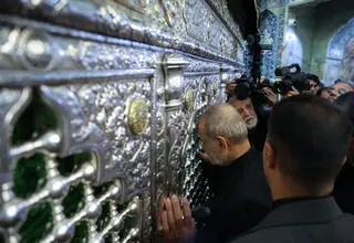 رئیس جمهور به حرم حضرت معصومه(س) رفت