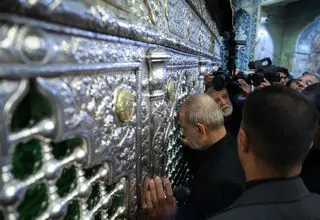 رئیس جمهور به حرم حضرت معصومه(س) رفت