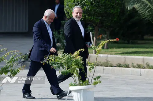 اعضای هیأت دولت در جمع خبرنگاران