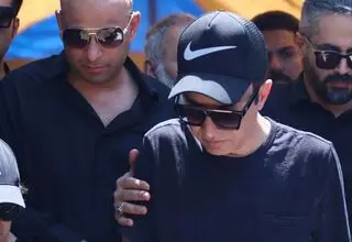 هنرمندان در مراسم خاکسپاری مادر عمو پورنگ/ امیرمحمد و عموقناد هم آمدند