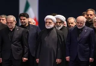وداع اشکبار پزشکیان، قالیباف و محسن رضایی با رهبر شهید در مصلای تهران/ فیلم
