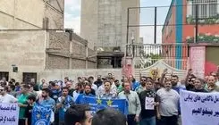 تجمع اعتراض آمیز هواداران استقلال مقابل باشگاه