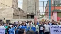 تجمع اعتراض آمیز هواداران استقلال مقابل باشگاه