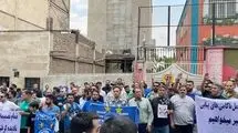 تجمع اعتراض آمیز هواداران استقلال مقابل باشگاه