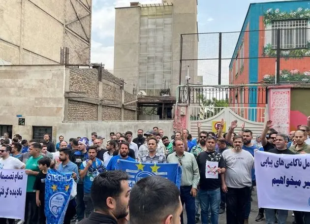 تجمع اعتراض آمیز هواداران استقلال مقابل باشگاه