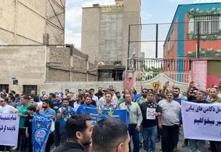 تجمع اعتراض آمیز هواداران استقلال مقابل باشگاه