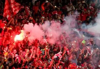 پرسپولیس با هوادارانش دنبال صعود است