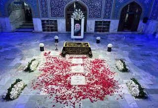 حضور حجت‌الاسلام محمدی گلپایگانی بر مزار دختر ۱۴ ماهه‌اش زهراخانم/ فیلم
