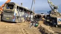یک کشته و ۸ مصدوم در تصادف تریلی و اتوبوس