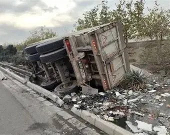 واژگونی کامیون در بلوار کوهسار تهران؛ نجات راننده محبوس شده