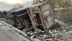 واژگونی کامیون در بلوار کوهسار تهران؛ نجات راننده محبوس شده