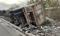 واژگونی کامیون در بلوار کوهسار تهران؛ نجات راننده محبوس شده