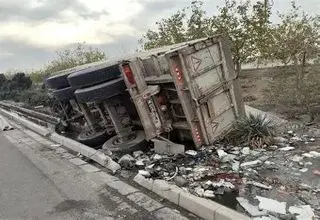 واژگونی کامیون در بلوار کوهسار تهران؛ نجات راننده محبوس شده