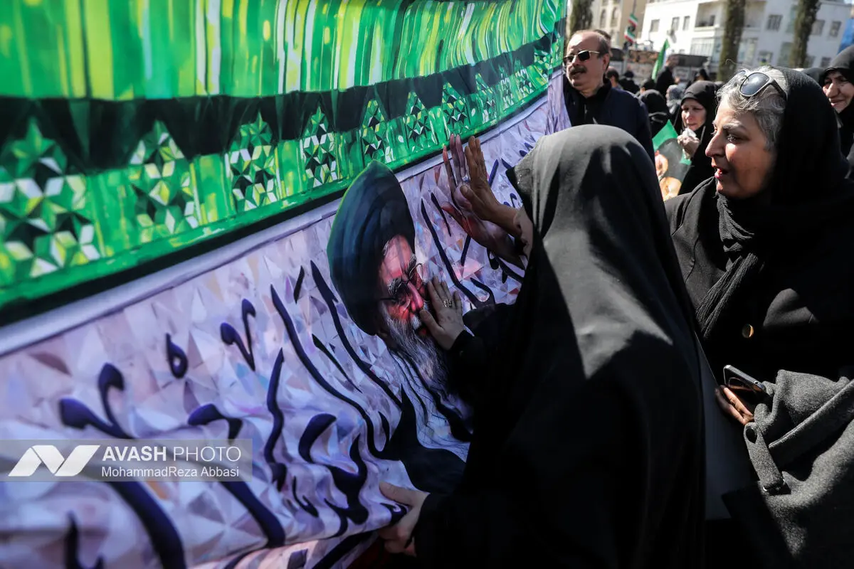 تجمع سوگواران رهبر شهید انقلاب در میدان انقلاب تهران