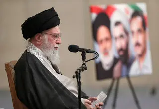 قدردانی رهبر انقلاب از رئیس جمهور و دولت: معیشت مردم مهمترین مسئله است و برای انضباط بازار چاره‌اندیشی شود